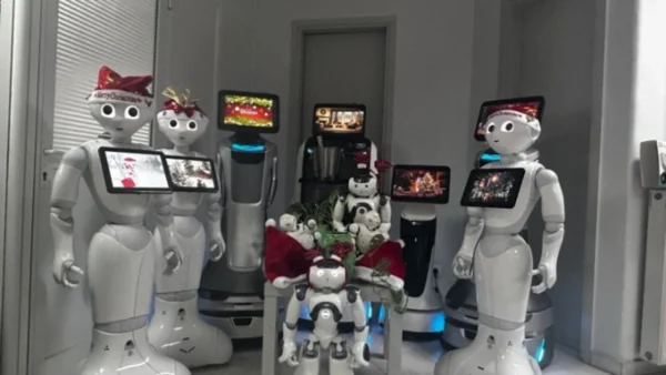 Θεσσαλονίκη: Ρομπότ λένε τα κάλαντα και ο Pepper αναλαμβάνει ρόλο βοηθού Αϊ- Βασίλη