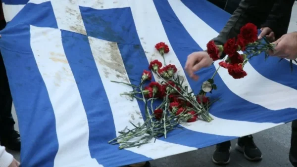 Στην κορυφή της πορείας η αιματοβαμμένη σημαία-σύμβολο του Πολυτεχνείου