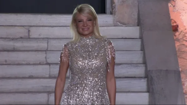 Η εκθαμβωτική εμφάνιση της Φαίης Σκορδά στην παραρέλα της Athens Fashion Week