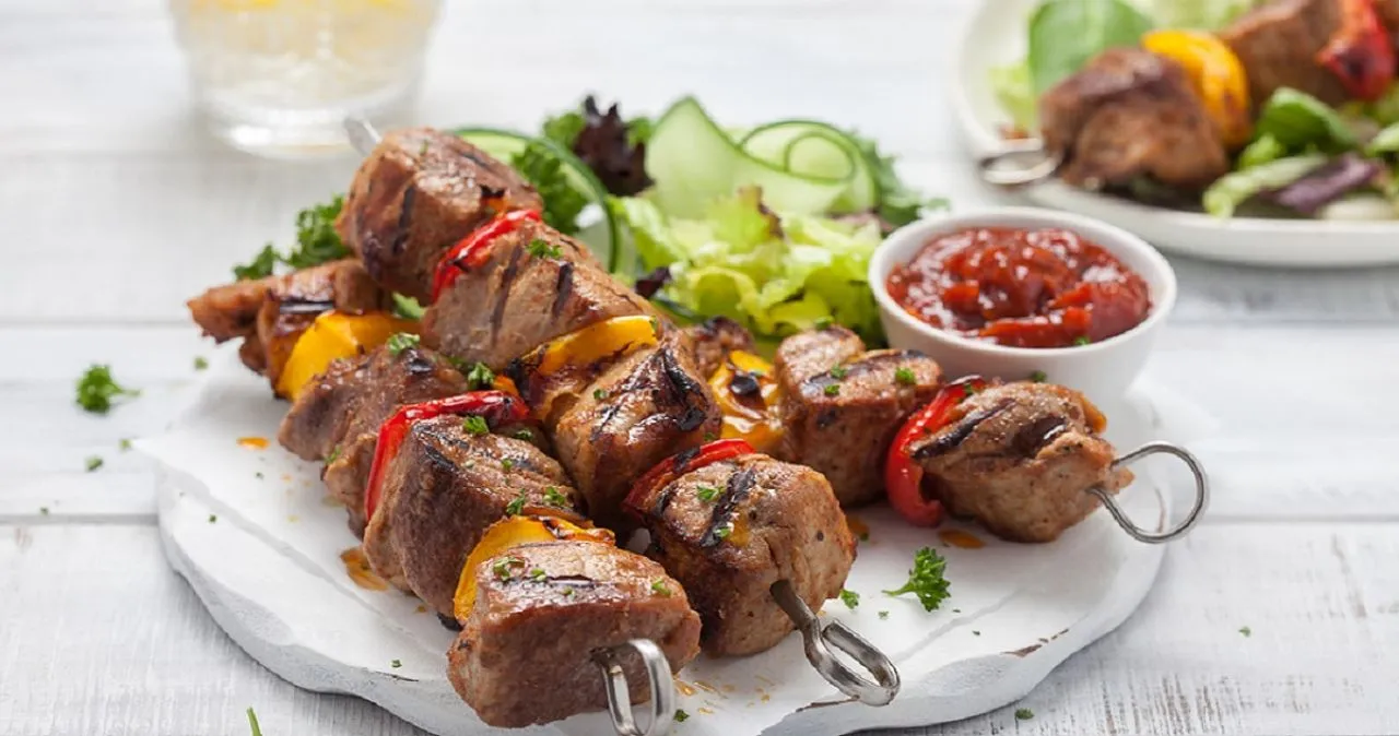 Σουβλάκια με χοιρινό μαριναρισμένο στην μπίρα