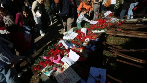 Πλήθος κόσμου τιμά την 52η επέτειο της εξέγερσης του Πολυτεχνείου