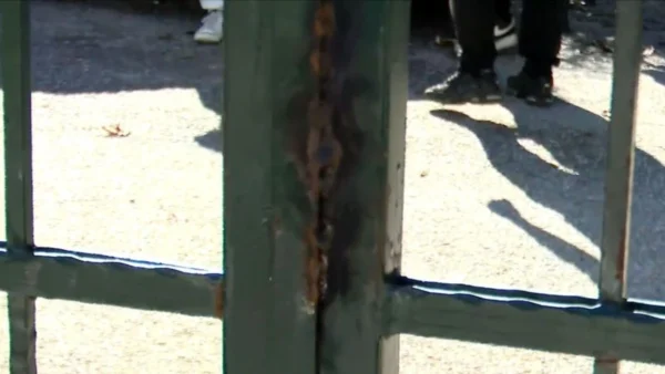 Βόλος: Σφράγισαν με ηλεκτροσυγκόλληση την είσοδο σχολείου - Φθορές και στο εσωτερικό του σχολικού συγκροτήματος