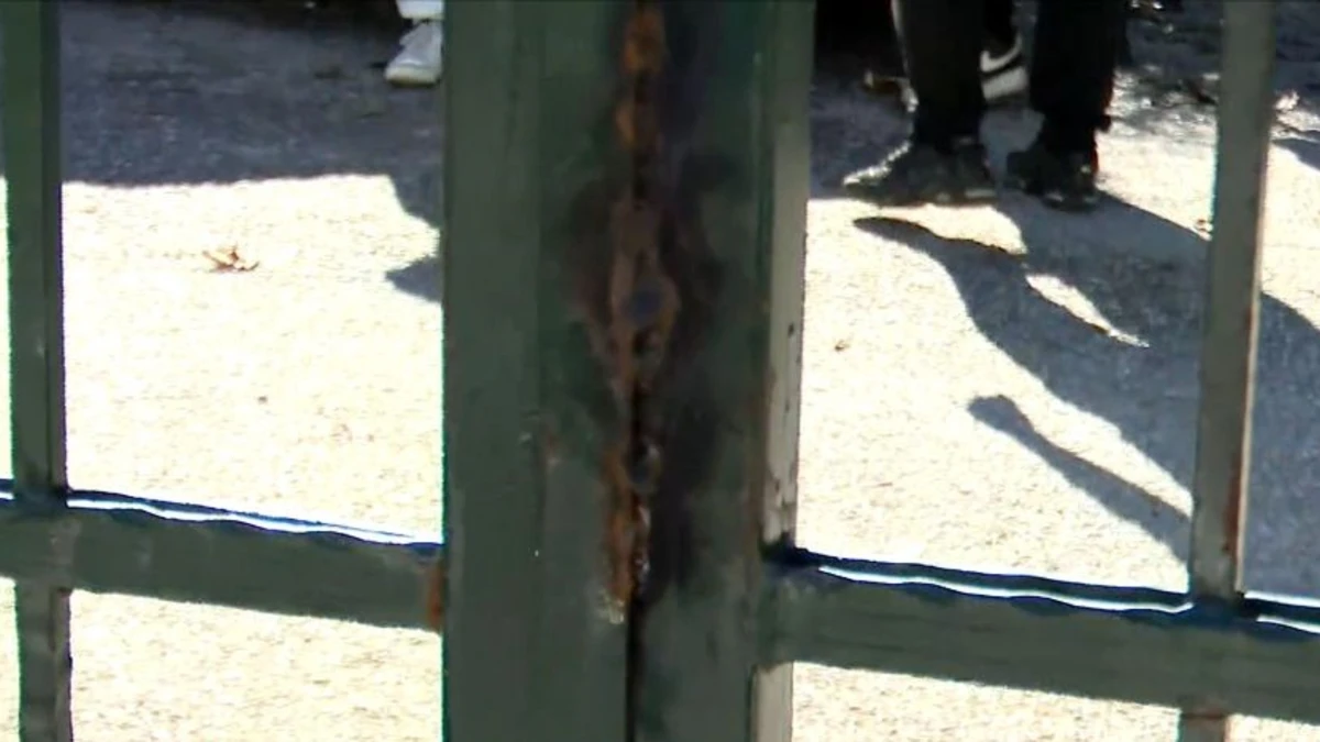 Βόλος: Σφράγισαν με ηλεκτροσυγκόλληση την είσοδο σχολείου - Φθορές και στο εσωτερικό του σχολικού συγκροτήματος