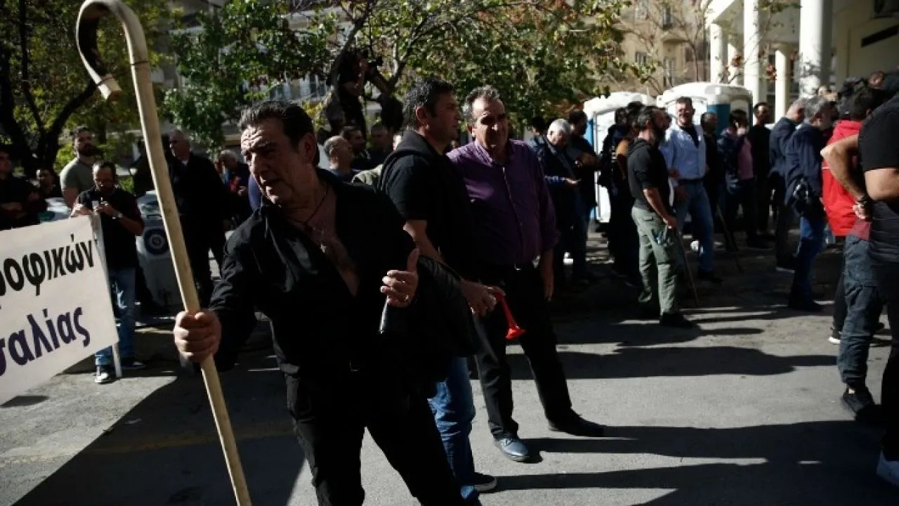 Σε εξέλιξη το αγροτικό συλλαλητήριο έξω από το υπ. Αγροτικής Ανάπτυξης και Τροφίμων