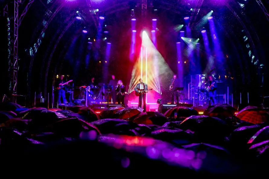 Υπό βροχή και με συνοδεία μουσικής φωταγωγήθηκε το χριστουγεννιάτικο δέντρο της Αθήνας