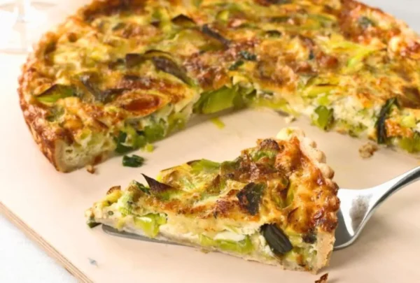 Τάρτα με πράσα, τυριά και φρέσκα κρεμμυδάκια