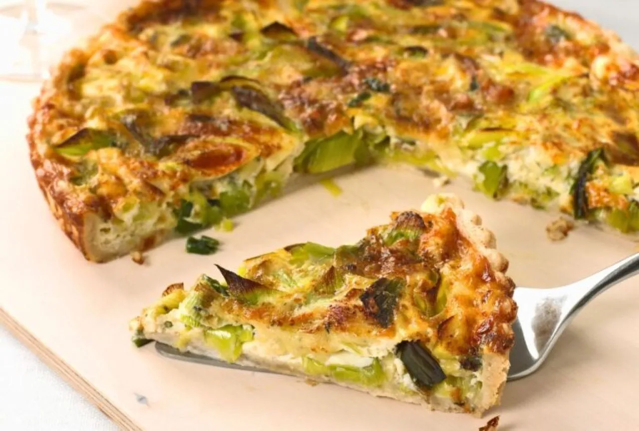 Τάρτα με πράσα, τυριά και φρέσκα κρεμμυδάκια