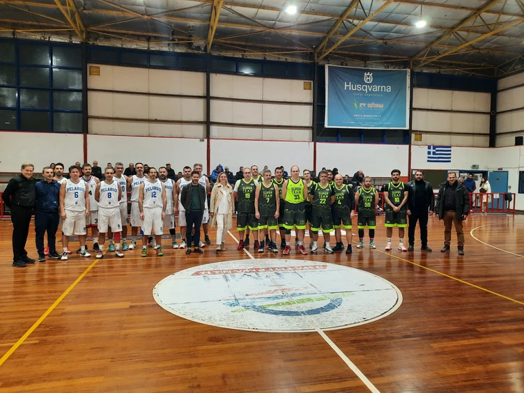 Ο Δήμος Σερρών τίμησε τον Νίκο Τατιτζικίδη - Η Δήμαρχος Σερρών επέδωσε τιμητική πλακέτα στα παιδιά του