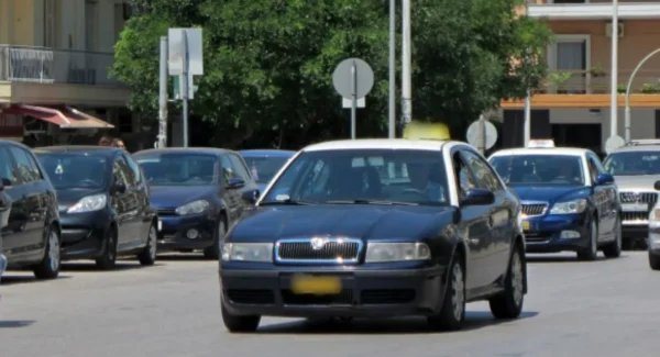 Θεσσαλονίκη: 17χρονη επιτέθηκε και τραυμάτισε οδηγό ταξί για να τον ληστέψει