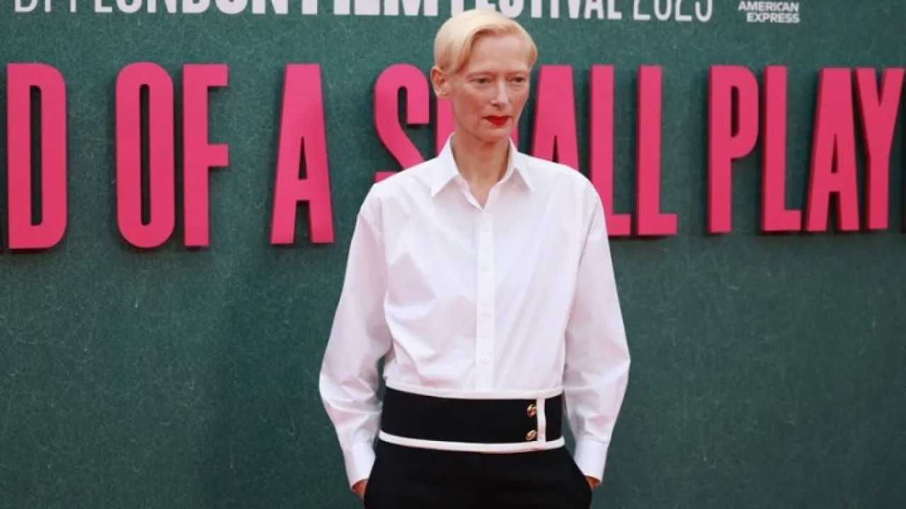 Τίλντα Σουίντον: Η «Κόκκινη αριστοκράτισσα» του σινεμά, η ιέρεια της avant-garde, με την αντισυμβατική προσωπικότητα