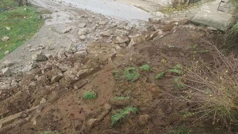 Σέρρες: Κατέρρευσε τοιχίο στο Καρυδοχώρι λόγω έντονης βραδινής καταιγίδας