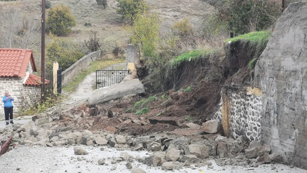 Σέρρες: Κατέρρευσε τοιχίο στο Καρυδοχώρι λόγω έντονης βραδινής καταιγίδας