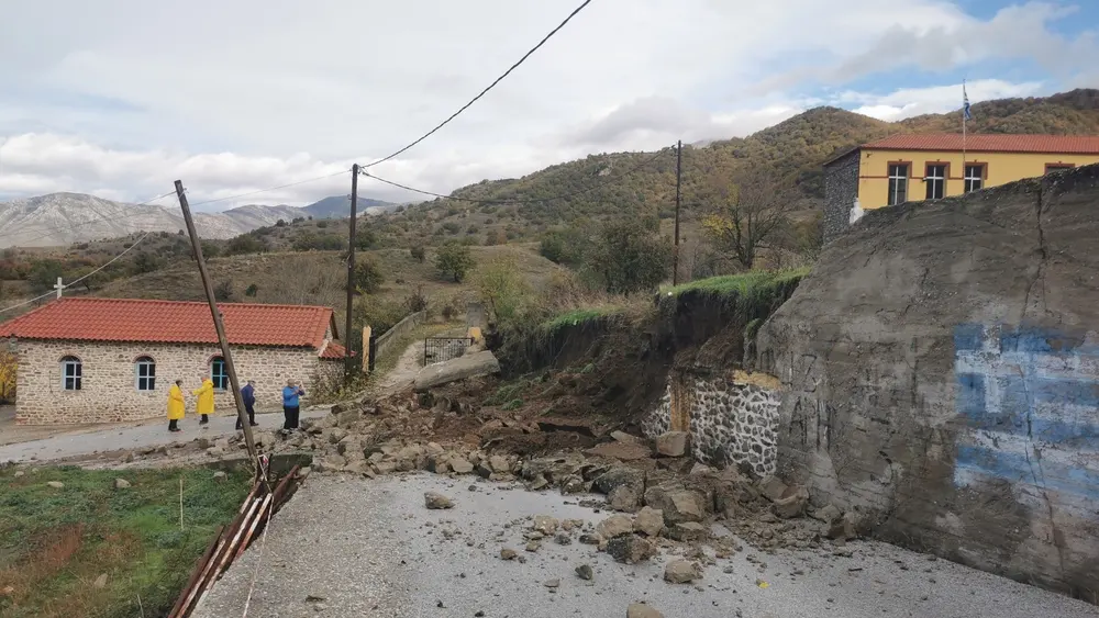 Σέρρες: Κατέρρευσε τοιχίο στο Καρυδοχώρι λόγω έντονης βραδινής καταιγίδας