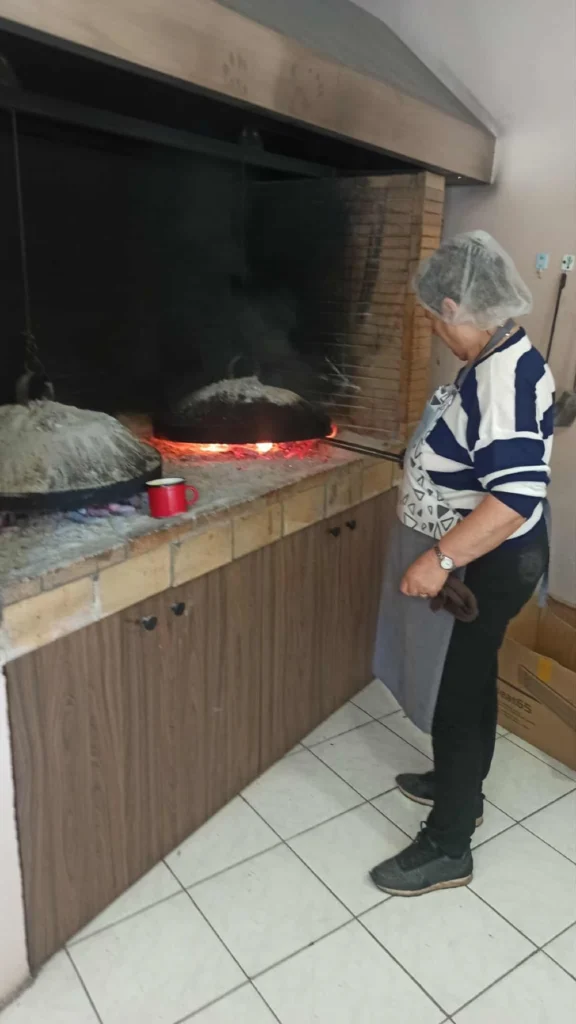 Θεσσαλονίκη: Ταξίδι στον χρόνο με χειροποίητες πίτες ψημένες όπως παλιά στο σατς