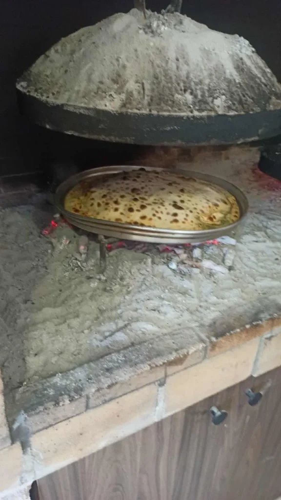 Θεσσαλονίκη: Ταξίδι στον χρόνο με χειροποίητες πίτες ψημένες όπως παλιά στο σατς