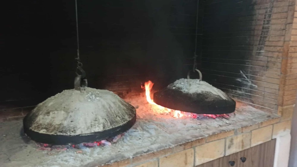 Θεσσαλονίκη: Ταξίδι στον χρόνο με χειροποίητες πίτες ψημένες όπως παλιά στο σατς