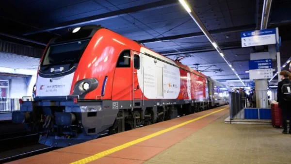 «Άνευ προηγουμένου ενέργεια δολιοφθοράς» η έκρηξη σε σιδηροδρομική γραμμή, σύμφωνα με τον Ντ.Τουσκ