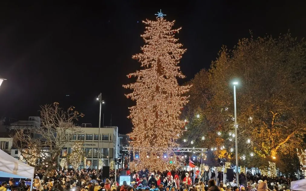 Τρίκαλα: Καλές γιορτές με φωταγωγημένο το υψηλότερο φυσικό χριστουγεννιάτικο δέντρο !