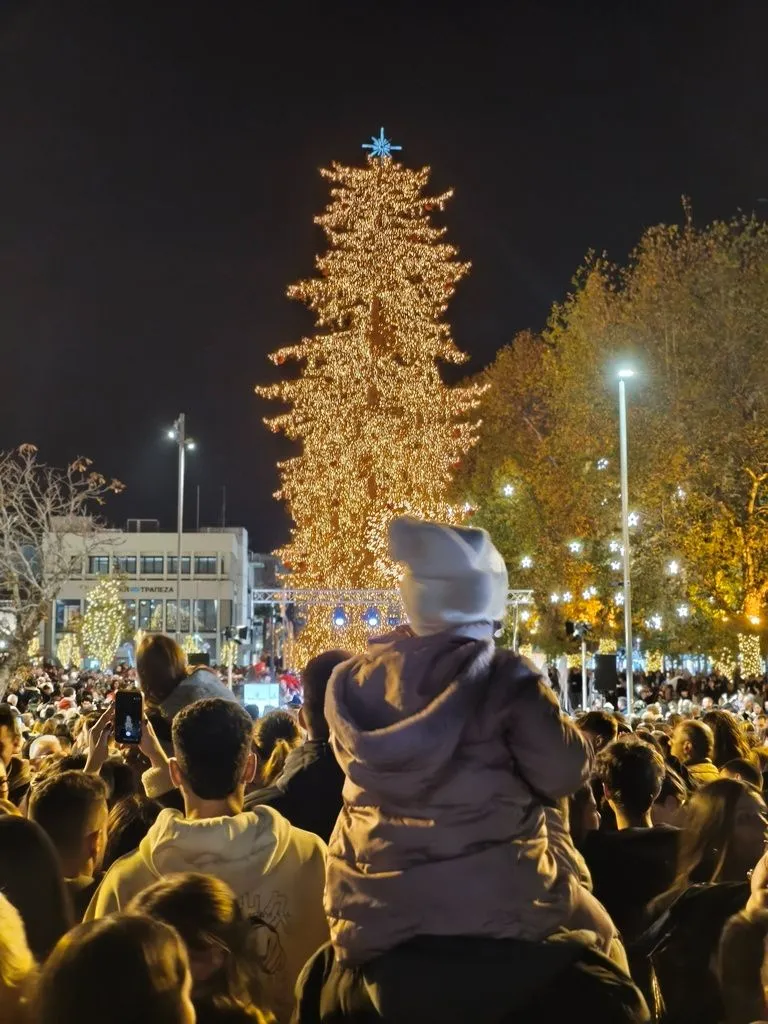 Τρίκαλα: Καλές γιορτές με φωταγωγημένο το υψηλότερο φυσικό χριστουγεννιάτικο δέντρο !