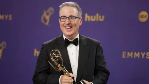 Σε δημοπρασία του «Last Week Tonight With John Oliver» συγκεντρώθηκαν 1,54 εκ. δολ. για την CPB