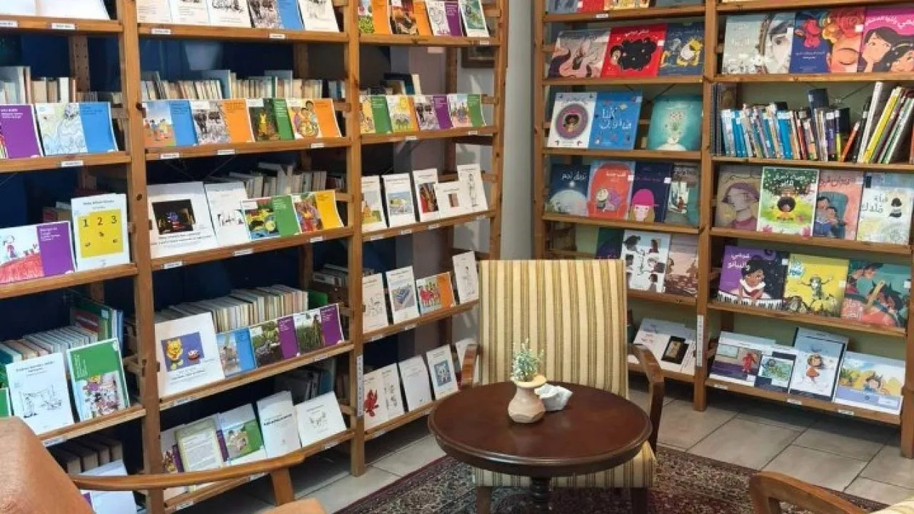 Μια βιβλιοθήκη που «μιλάει» πολλές γλώσσες δημιούργησε η ΑΡΣΙΣ