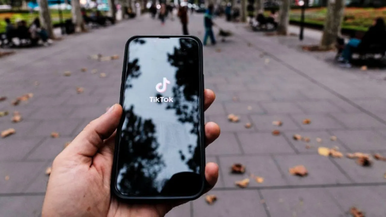 Αυστραλία: Νέοι προσέφυγαν στο Ανώτατο Δικαστήριο κατά του νόμου που απαγορεύει την πρόσβαση των ανηλίκων κάτω των 16 ετών στις πλατφόρμες κοινωνικής δικτύωσης