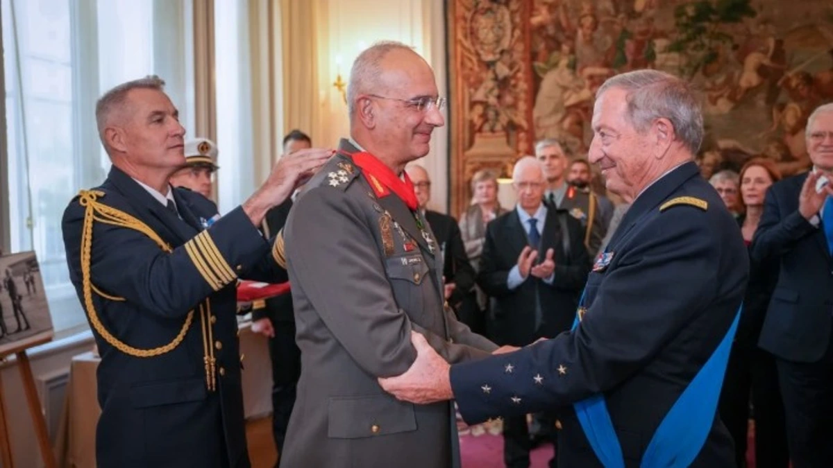 Ο τίτλος του «Ταξιάρχη της Λεγεώνας της Τιμής» στον αρχηγό ΓΕΕΘΑ στρατηγό Δημ. Χούπη
