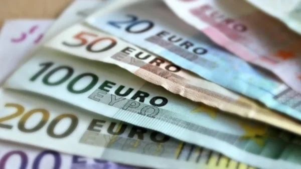 ΕΕ: Ικανοποίηση Κομισιόν μετά την απόφαση ΔΕΕ «για την οδηγία για επαρκείς κατώτατους μισθούς» - Φον ντερ Λάιεν: «Απόφαση ορόσημο για τους Ευρωπαίους»