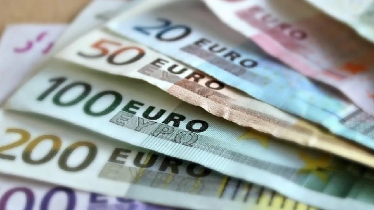 ΕΕ: Ικανοποίηση Κομισιόν μετά την απόφαση ΔΕΕ «για την οδηγία για επαρκείς κατώτατους μισθούς» - Φον ντερ Λάιεν: «Απόφαση ορόσημο για τους Ευρωπαίους»