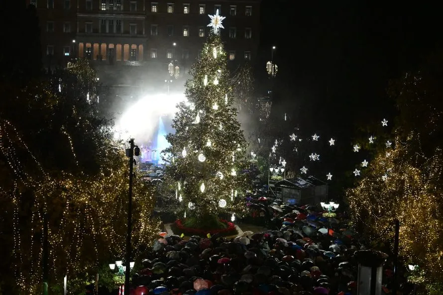 Υπό βροχή και με συνοδεία μουσικής φωταγωγήθηκε το χριστουγεννιάτικο δέντρο της Αθήνας