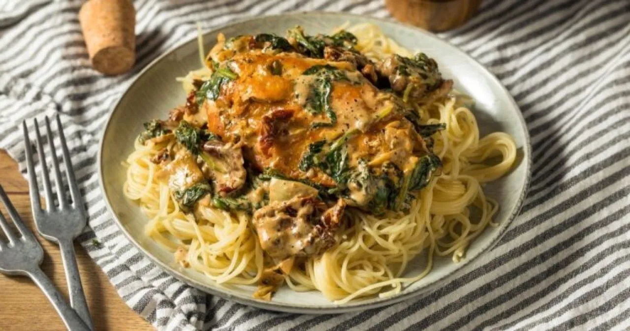 Τοσκανέζικο κοτόπουλο με ζυμαρικά, σπανάκι και κρεμώδη σάλτσα