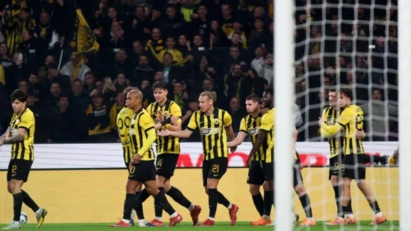 Ξανά με ανατροπή στην κορυφή η ΑΕΚ