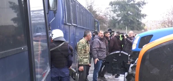 Μετά από σκληρή διαδρομή οι αγρότες των Σερρών έφτασαν στον Προμαχώνα - video