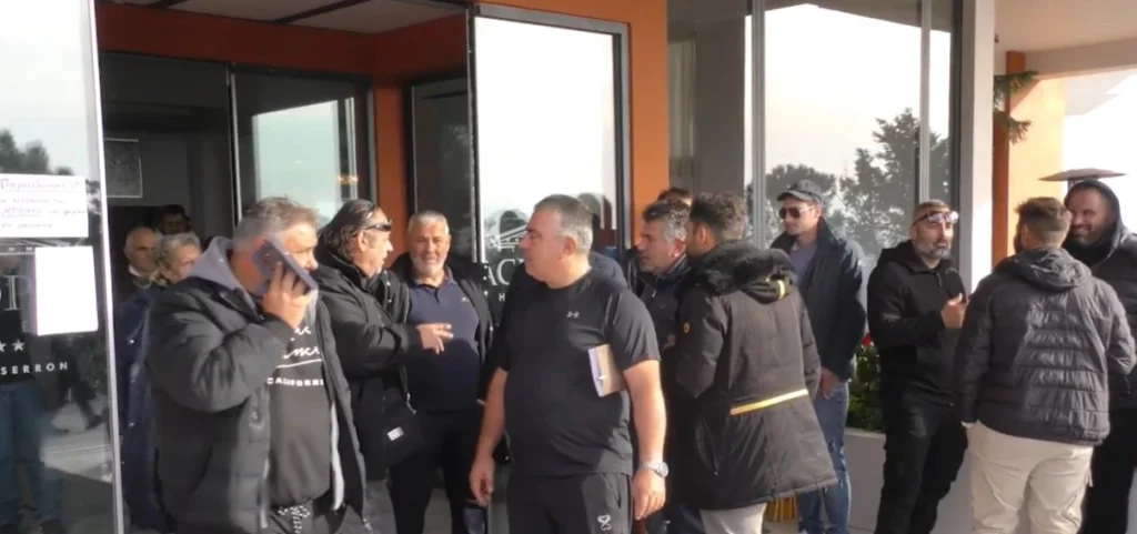 Δεν κάνουν πίσω οι αγρότες: "Σφίγγουν τον κλοιό" - Μαζική συνέχεια στα μπλόκα - video