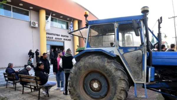 Αγρότες: Δεν θα πάνε στη συνάντηση στο Μαξίμου την Δευτέρα – Τι αποφάσισαν στη σύσκεψη στη Νίκαια