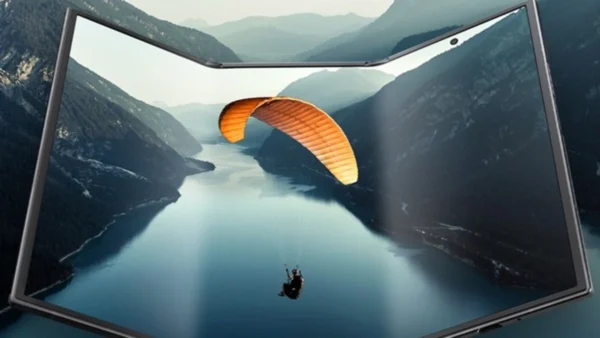 Ένα διπλά αναδιπλούμενο κινητό, τρεις οθόνες, τέσσερις χώροι εργασίας