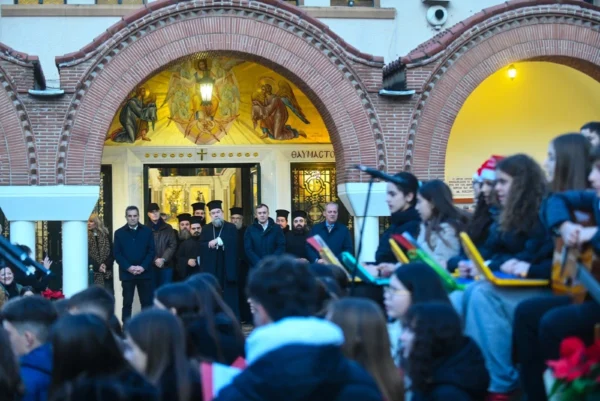 Οι νέοι της Εκκλησίας των Σερρών φωταγώγησαν το χριστουγεννιάτικο δένδρο τους