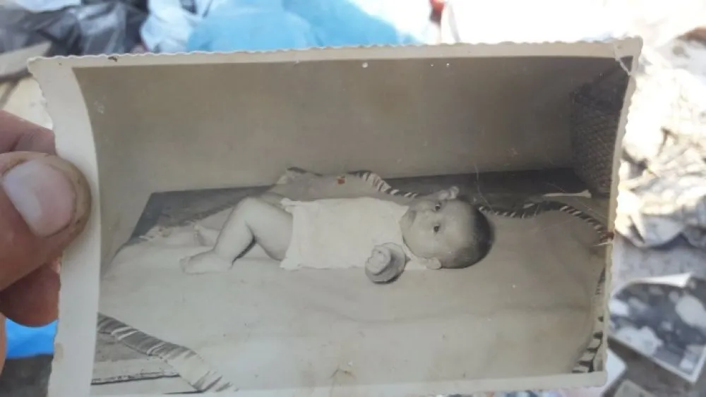 Αναμνήσεις μιας ζωής πεταμένες στα σκουπίδια – Φωτογραφίες, γράμματα, ημερολόγια και νυφικά «ξεφορτωμένα» ως μπάζα