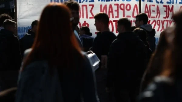 24ωρη πανελλαδική πανδημοσιοϋπαλληλική απεργία της ΑΔΕΔΥ-Συμβολικό «λουκέτο» στους δήμους