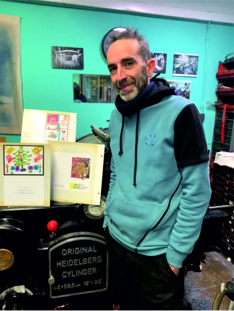 Χριστουγεννιάτικες κάρτες προς εξαφάνιση - Η μειοψηφία των ρομαντικών που «αντιστέκεται» με χειρόγραφες ευχές