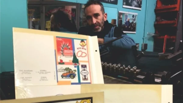 Χριστουγεννιάτικες κάρτες προς εξαφάνιση - Η μειοψηφία των ρομαντικών που «αντιστέκεται» με χειρόγραφες ευχές