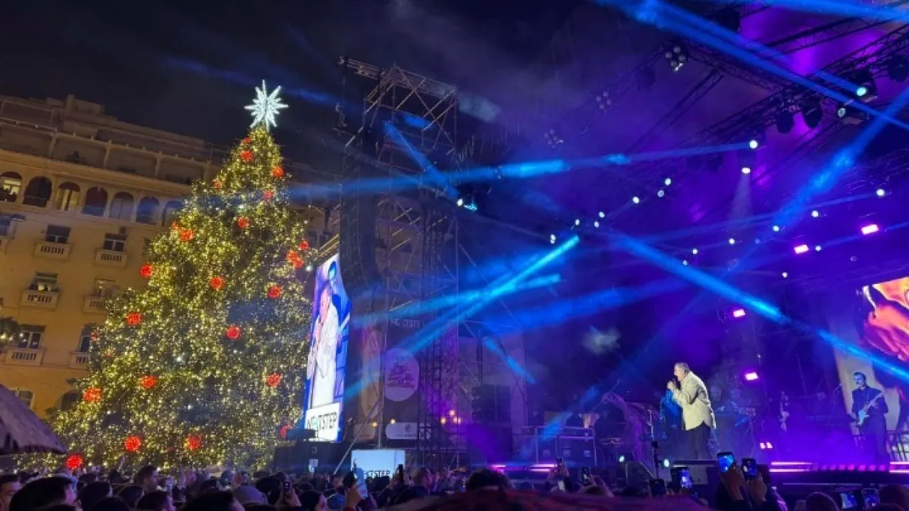 «Πλημμύρισε» η Αριστοτέλους για το άναμμα του χριστουγεννιάτικου δέντρου