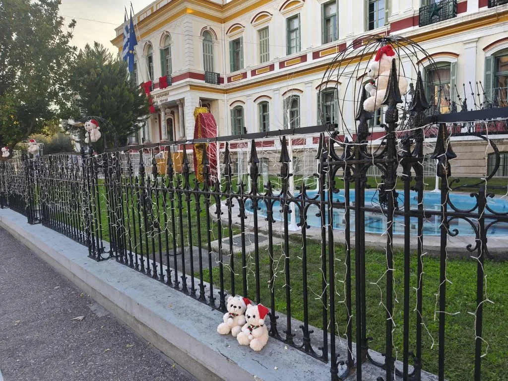 Σέρρες: Έκλεψαν 55 αρκουδάκια από τον χριστουγεννιάτικο στολισμό στο Διοικητήριο