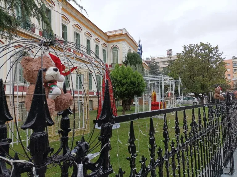 Σέρρες: Έκλεψαν 55 αρκουδάκια από τον χριστουγεννιάτικο στολισμό στο Διοικητήριο