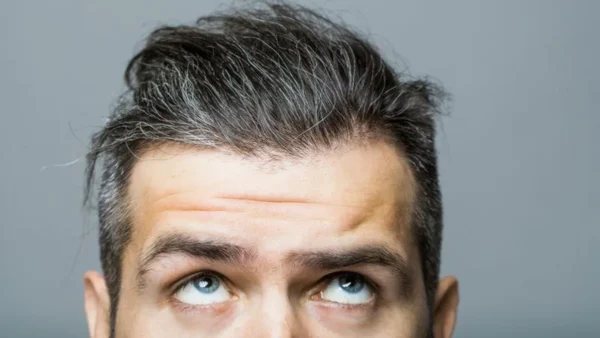 To φυσικό αντιοξειδωτικό που αποτρέπει το γκριζάρισμα των μαλλιών – Ποια λαχανικά το περιέχουν