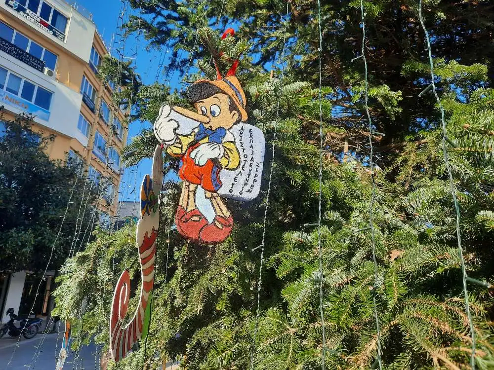 Πολιτεία των Ευχών: Μαθήτριες και μαθητές στολίζουν το Δέντρο των Παραμυθιών