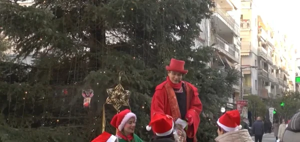 Πολιτεία των Ευχών: Μαθήτριες και μαθητές στολίζουν το Δέντρο των Παραμυθιών