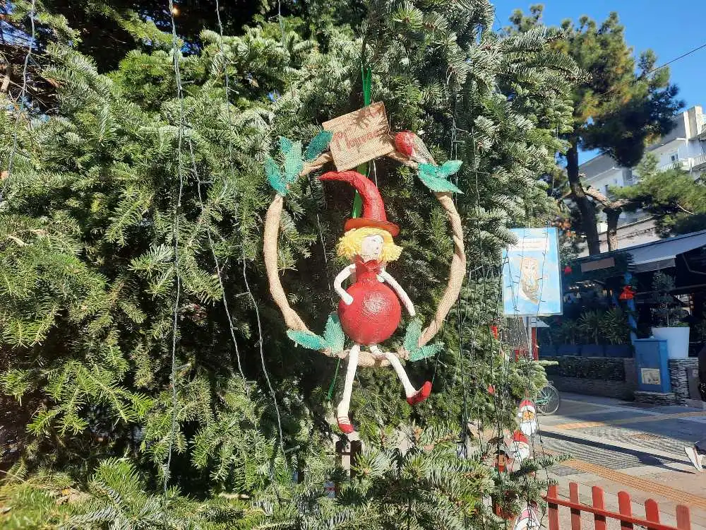 Πολιτεία των Ευχών: Μαθήτριες και μαθητές στολίζουν το Δέντρο των Παραμυθιών