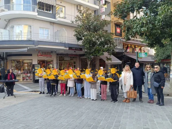 Πολιτεία των Ευχών: Μαθήτριες και μαθητές στολίζουν το Δέντρο των Παραμυθιών