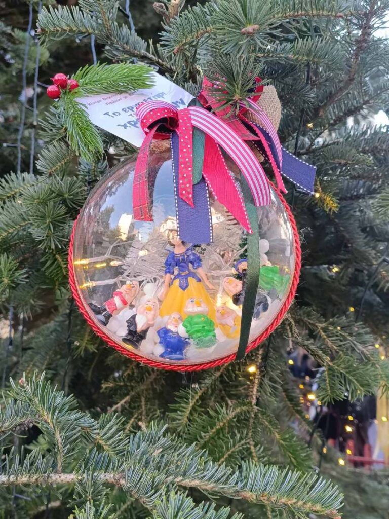 Πολιτεία των Ευχών: Μαθήτριες και μαθητές στολίζουν το Δέντρο των Παραμυθιών